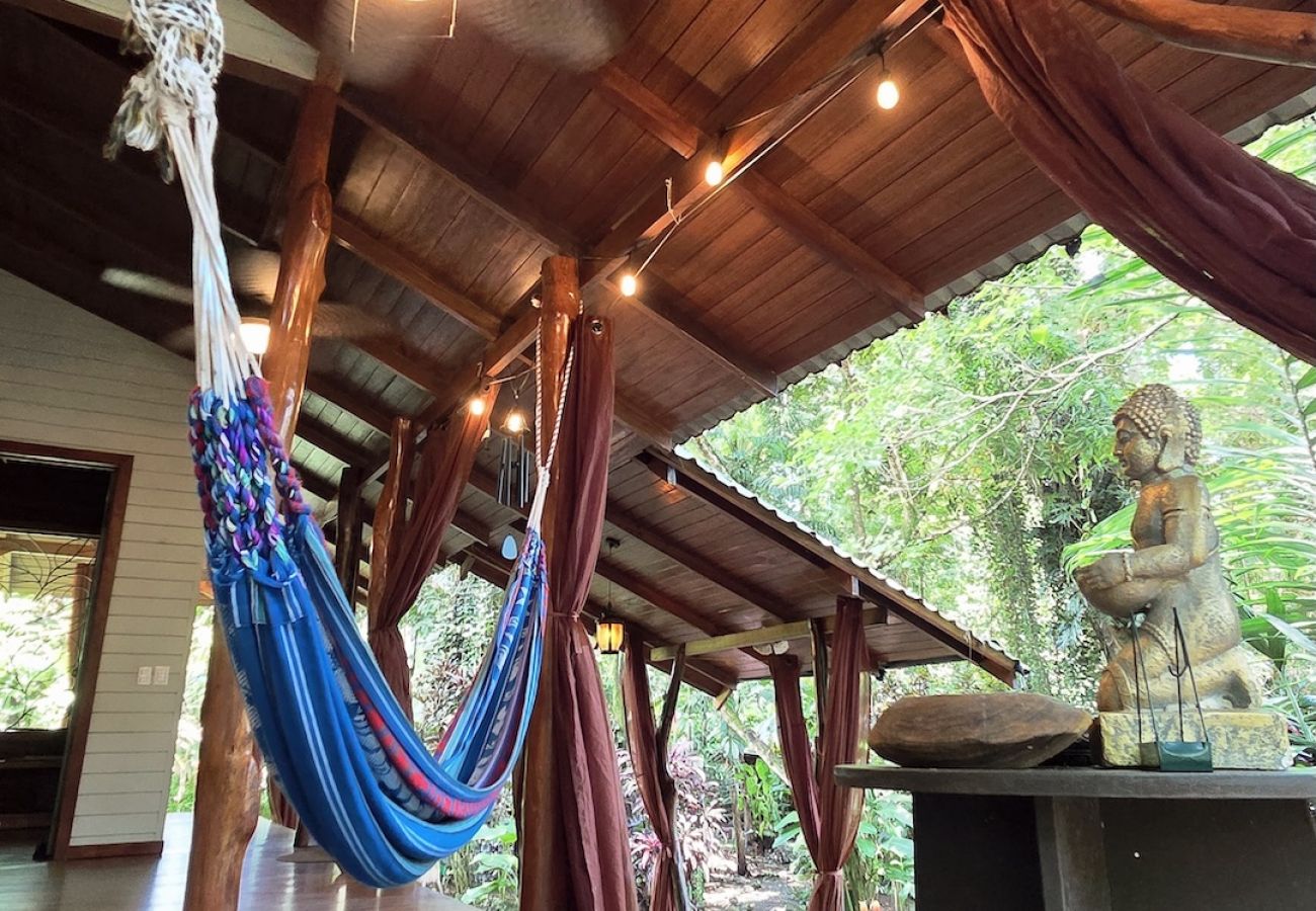 Casa en Playa Chiquita - Tin Roof- Romantic Jungle House with AC steps to Playa Chiquita