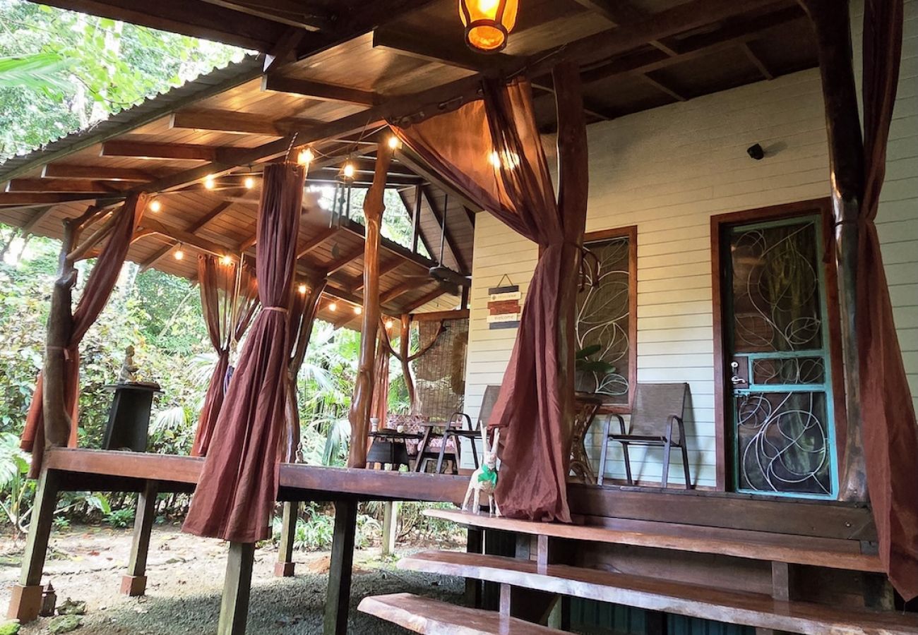 Casa en Playa Chiquita - Tin Roof- Romantic Jungle House with AC steps to Playa Chiquita