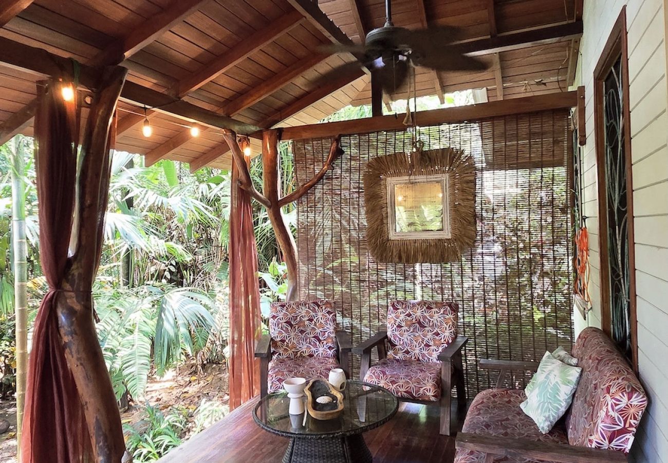 Casa en Playa Chiquita - Tin Roof- Romantic Jungle House with AC steps to Playa Chiquita