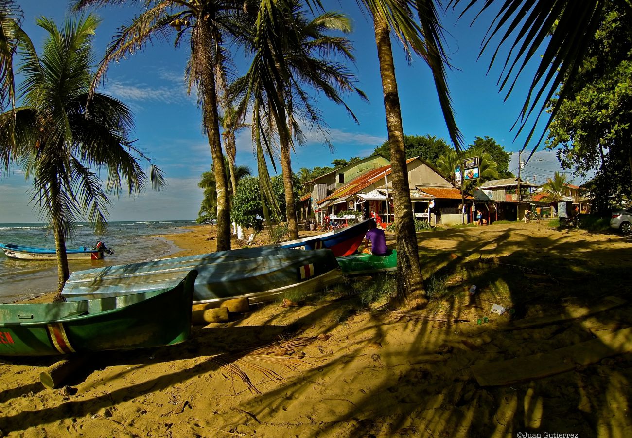 Casa en Playa Chiquita - Casa Tica 