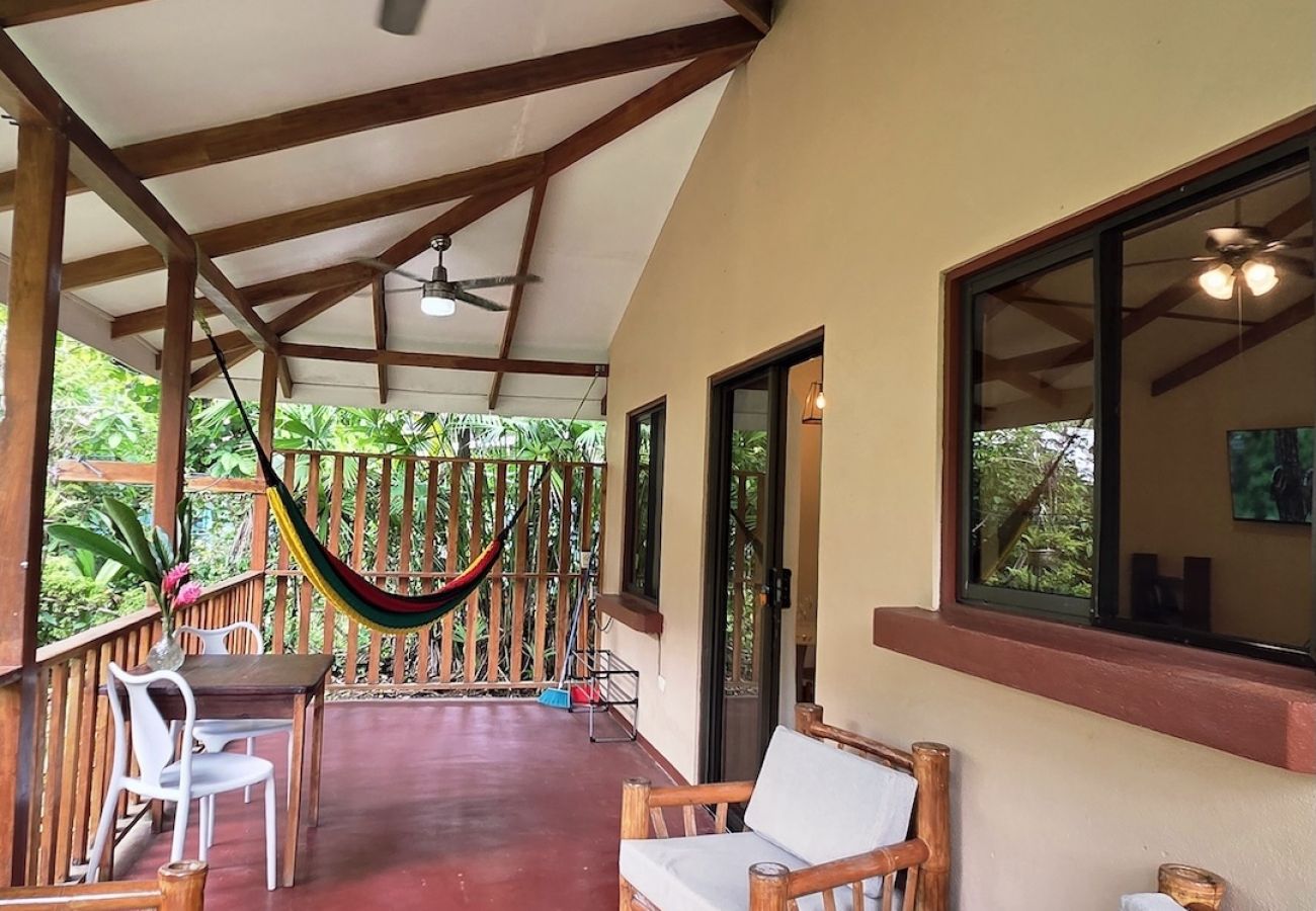 Casa en Cocles - Madu- Cozy House with AC steps to Cocles Beach