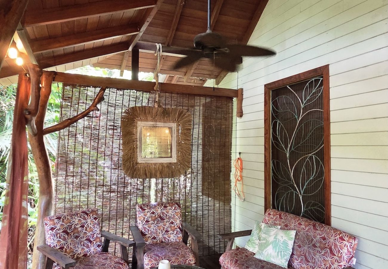 Ferienhaus in Playa Chiquita - Tin Roof- Romantic Jungle House with AC steps to Playa Chiquita