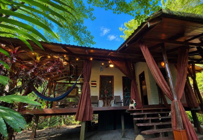 Maison à Playa Chiquita - Tin Roof- Romantic Jungle House with AC steps to Playa Chiquita
