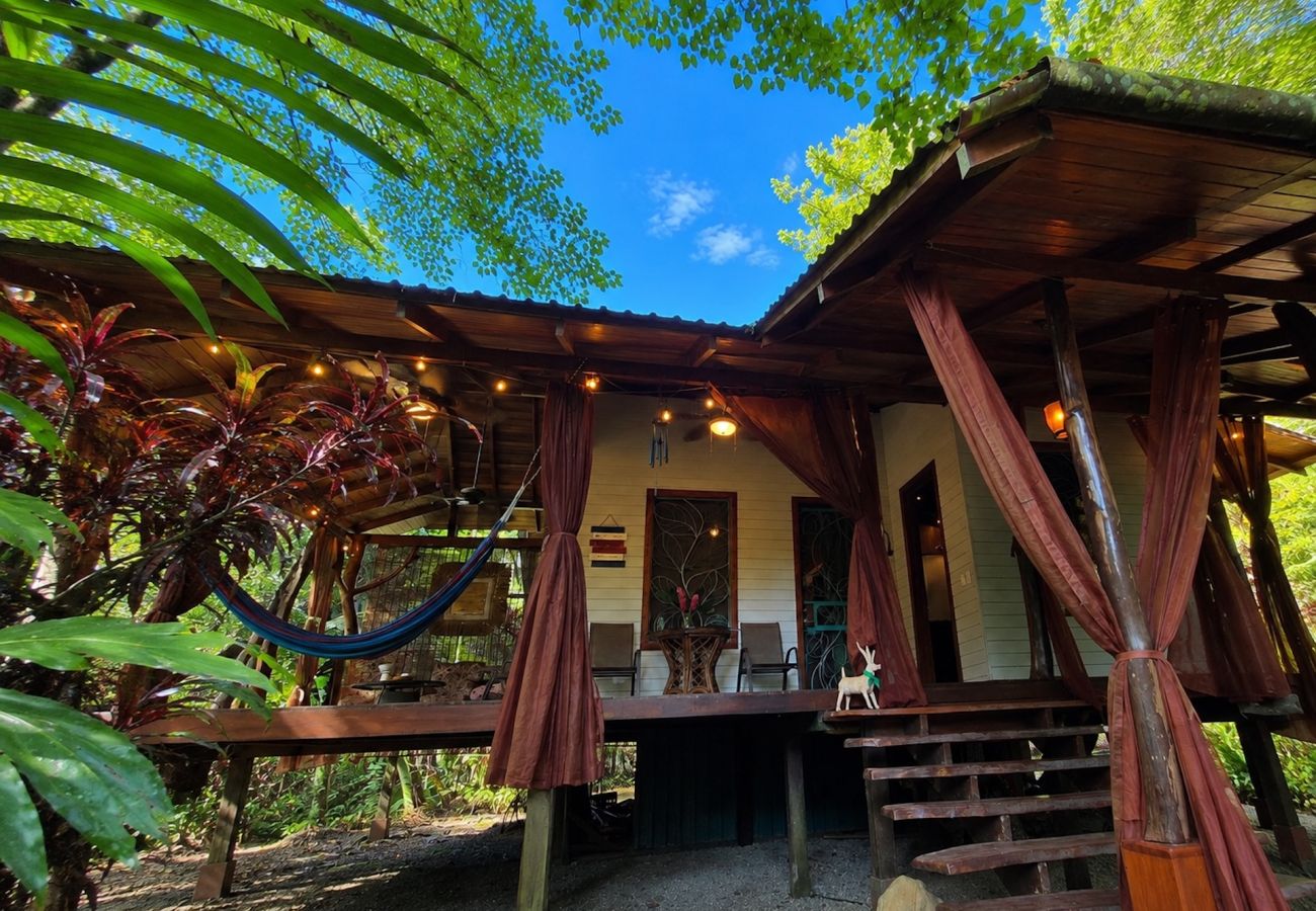 Maison à Playa Chiquita - Tin Roof- Romantic Jungle House with AC steps to Playa Chiquita