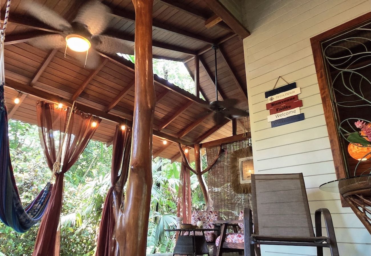 Maison à Playa Chiquita - Tin Roof- Romantic Jungle House with AC steps to Playa Chiquita