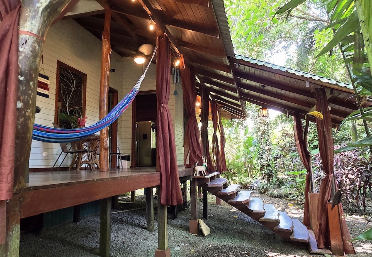 Maison à Playa Chiquita - Tin Roof- Romantic Jungle House with AC steps to Playa Chiquita
